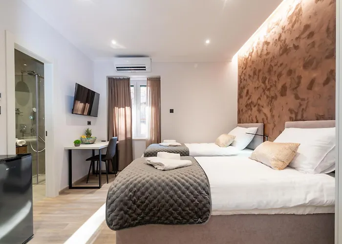 Apartament At 4 &