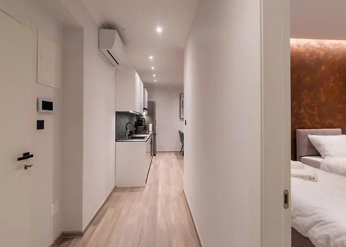 Apartament At 4 &