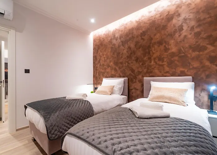 Apartament At 4 & *