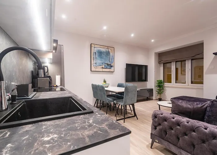 Apartament At 4 &