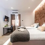 Apartment At 4 &