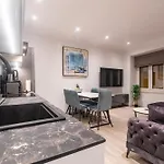 Apartment At 4 &